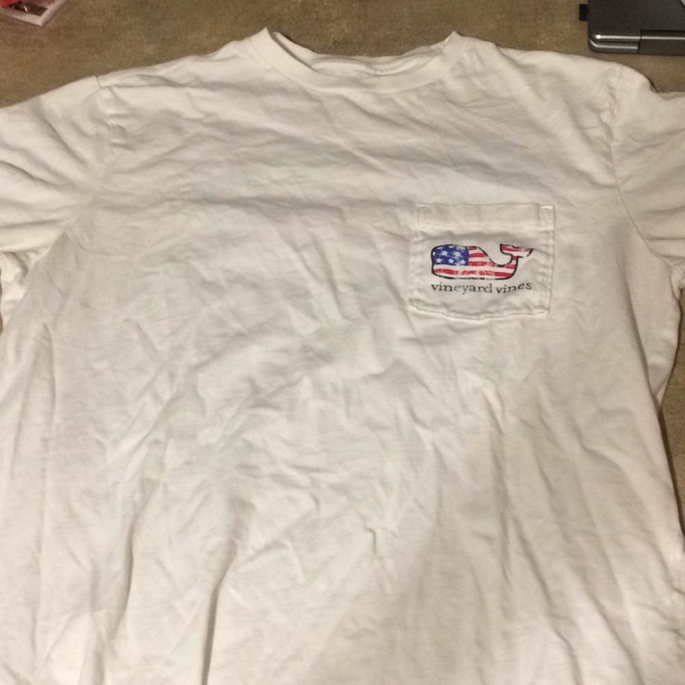 White short sleeve vineyard vine shirt
